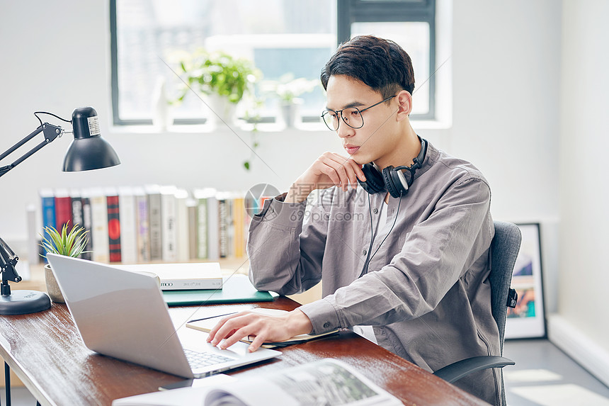 年轻男士休闲办公图片