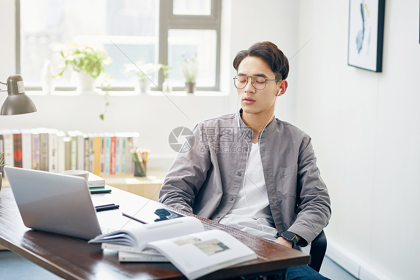 男设计师办公室听音乐图片