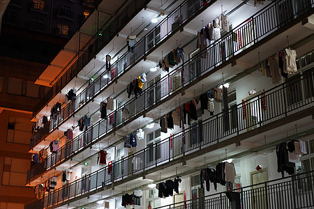 夜晚的学生宿舍楼背景图片