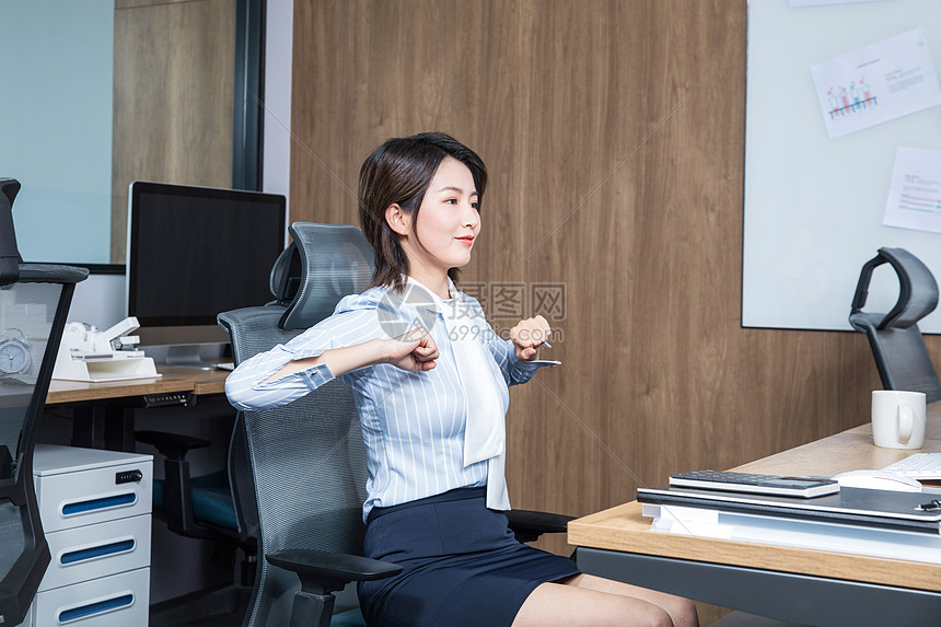 女士在办公室锻炼身体图片