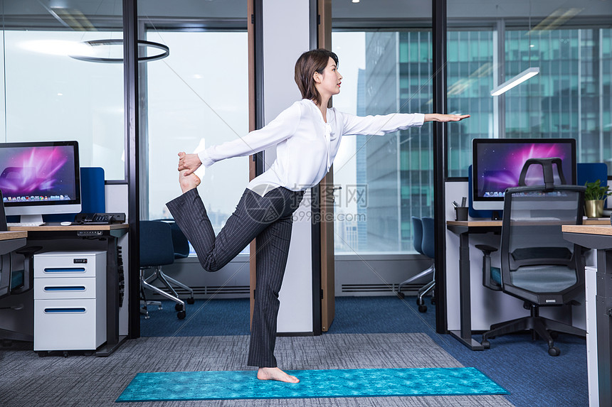 女士办公室健身瑜伽图片