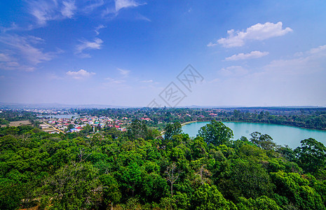 东南亚公园蓝天白云背景图片
