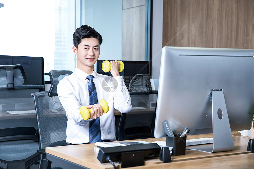 男性办公室锻炼哑铃图片