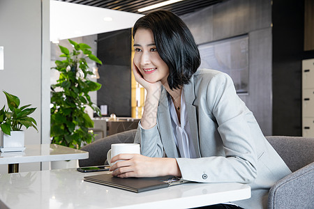 午后咖啡职场女性公共场所办公背景