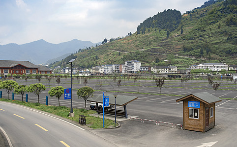 景区厕所空旷的室外停车场背景