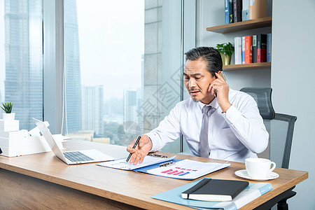 生气的老板商务人士生气打电话背景