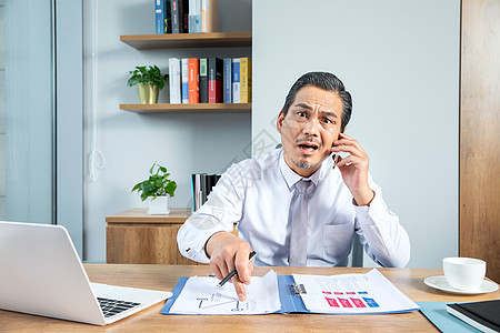 成功男士商务人士生气打电话背景