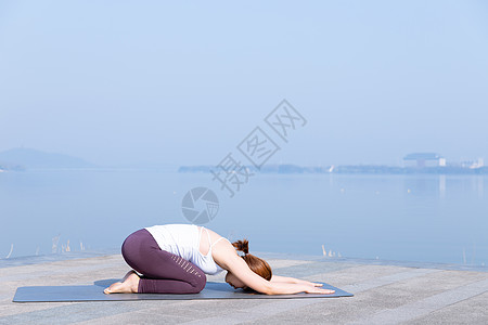 女性瑜伽晨练图片