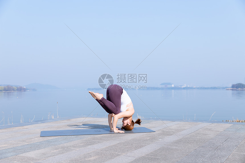 女性瑜伽晨练图片