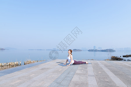 女性瑜伽晨练图片