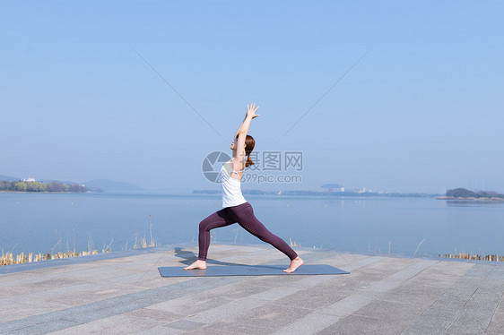 女性瑜伽晨练图片