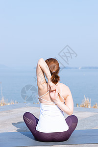 女性瑜伽晨练图片