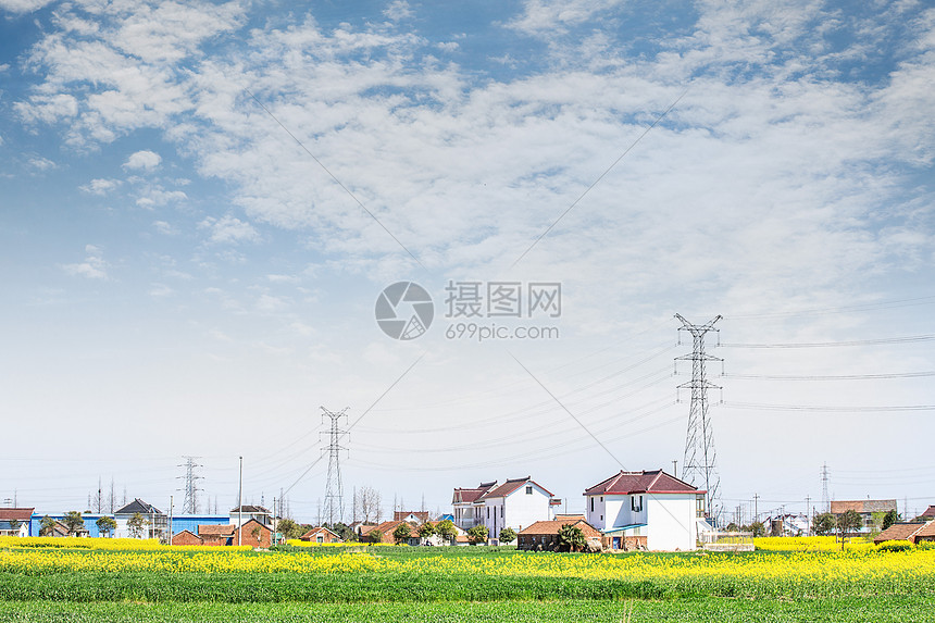 蓝天下的房屋农田和电网图片