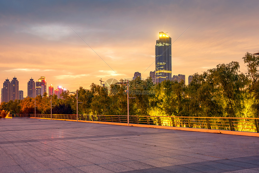 武汉琴台公园绿道夜景图片