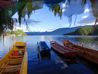 泸沽湖美景云南泸沽湖特色猪槽船背景