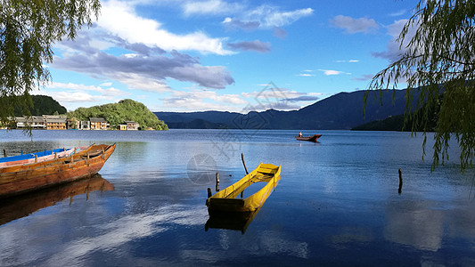 泸沽湖一角云南泸沽湖沉静的一幅水墨画背景