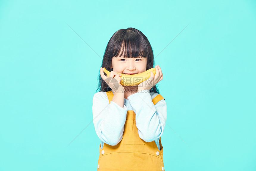 儿童节小女孩吃香蕉图片