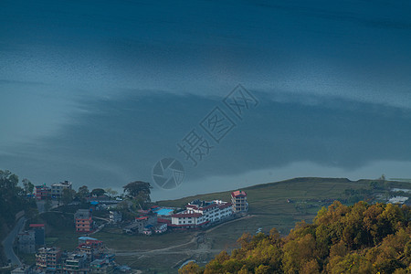 尼泊尔博卡拉乡村尼泊尔博卡拉费瓦湖旁的小镇背景