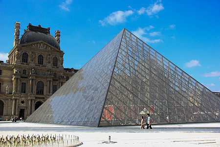 卢浮宫玻璃金字塔背景图片