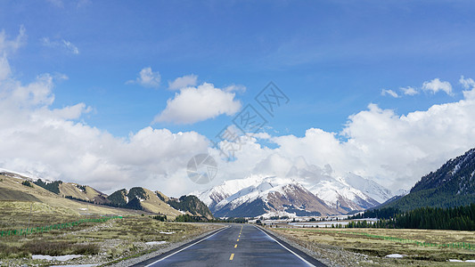 新疆雪山公路背景图片