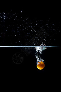 掉入水中的橙子图片