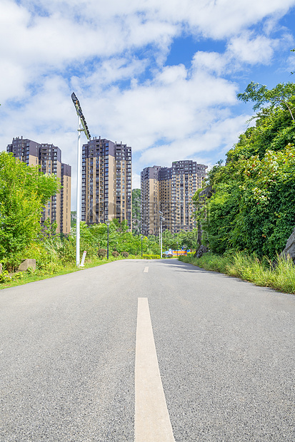 蓝天白云下的小区楼盘道路图片