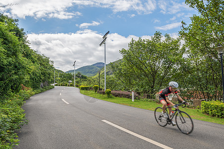 盘山公路上的自行车手高清图片