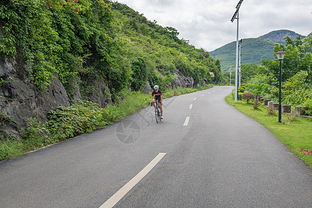 盘山公路上的自行车手高清图片