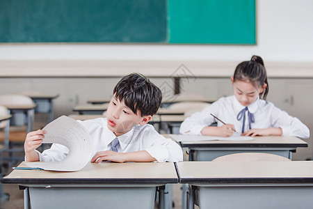 思考的小学生小学生教室考试背景