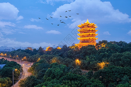 蓝天白云下的城市地标建筑黄鹤楼图片