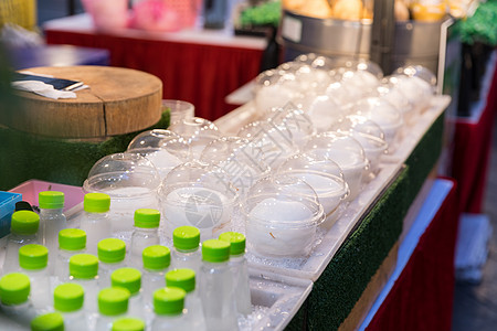 泰国市集街头椰子椰汁饮料高清图片