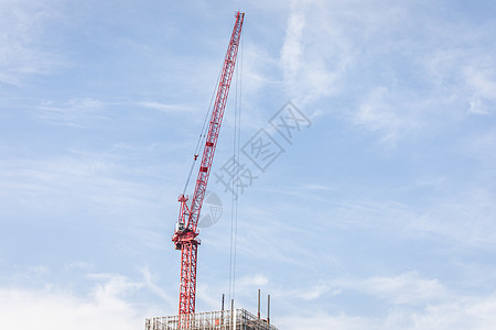 塔吊机正在建设中的大楼背景