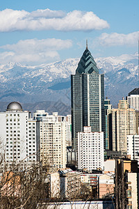 新疆城市风光建筑雪山云彩背景图片