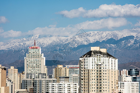新疆城市风光建筑雪山云彩图片
