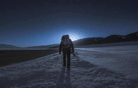 星空夜景行走的背包客背景