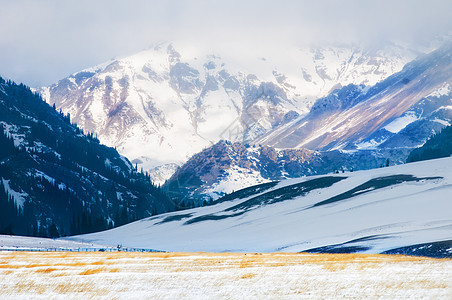 新疆冬季新疆天山雪山冬季雪景背景