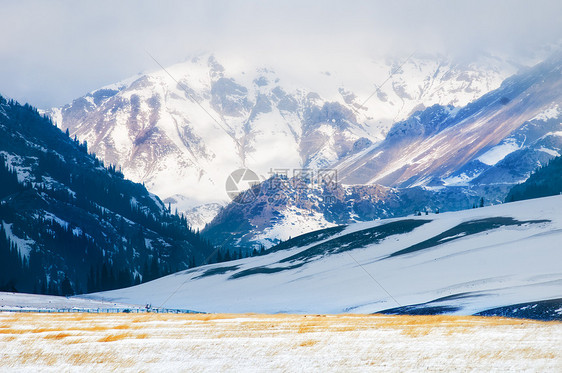 新疆天山雪山冬季雪景图片