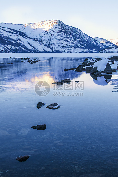 新疆喀纳斯湖雪景倒影图片