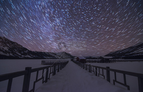 星空星轨夜雪风景图片