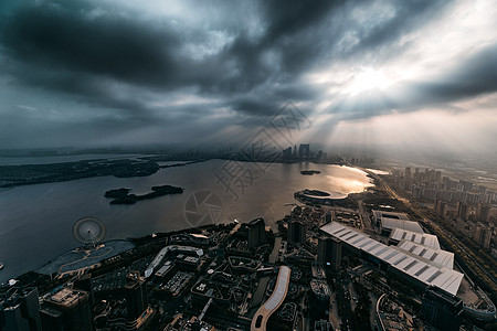 透过雨云的一道耶稣光下的苏州背景图片