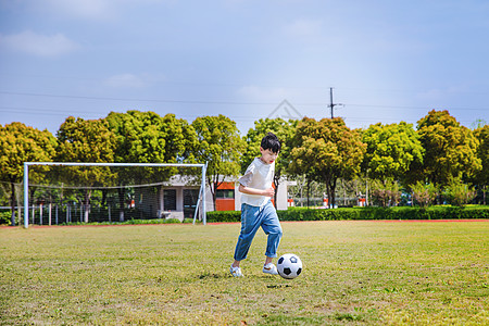 小学生操场踢足球背景