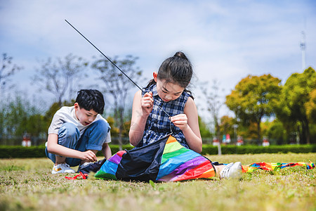 小学生操场放风筝高清图片