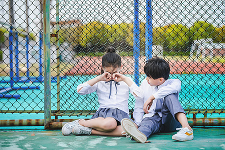 小学生操场闹矛盾图片