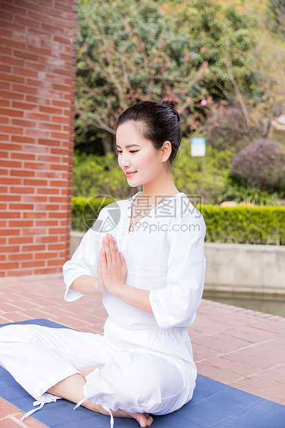 女性瑜伽冥想图片