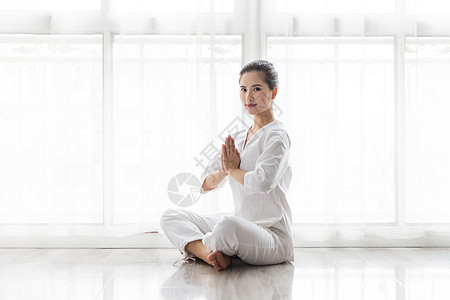女性瑜伽打坐冥想背景图片