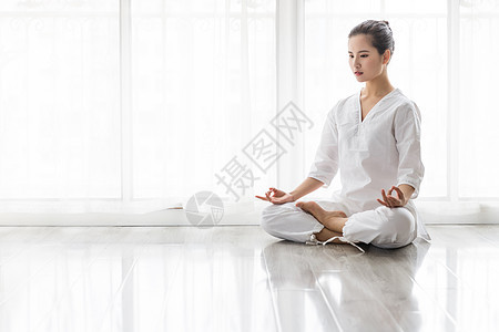 女性瑜伽打坐冥想背景图片