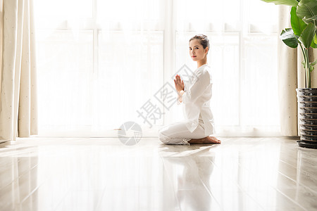 女性瑜伽室内锻炼高清图片
