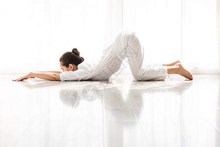 女性瑜伽室内锻炼高清图片