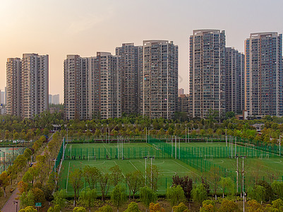 景观绿化大型楼盘小区里的运动中心足球场背景