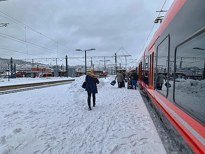 雪中的火车站台背景图片